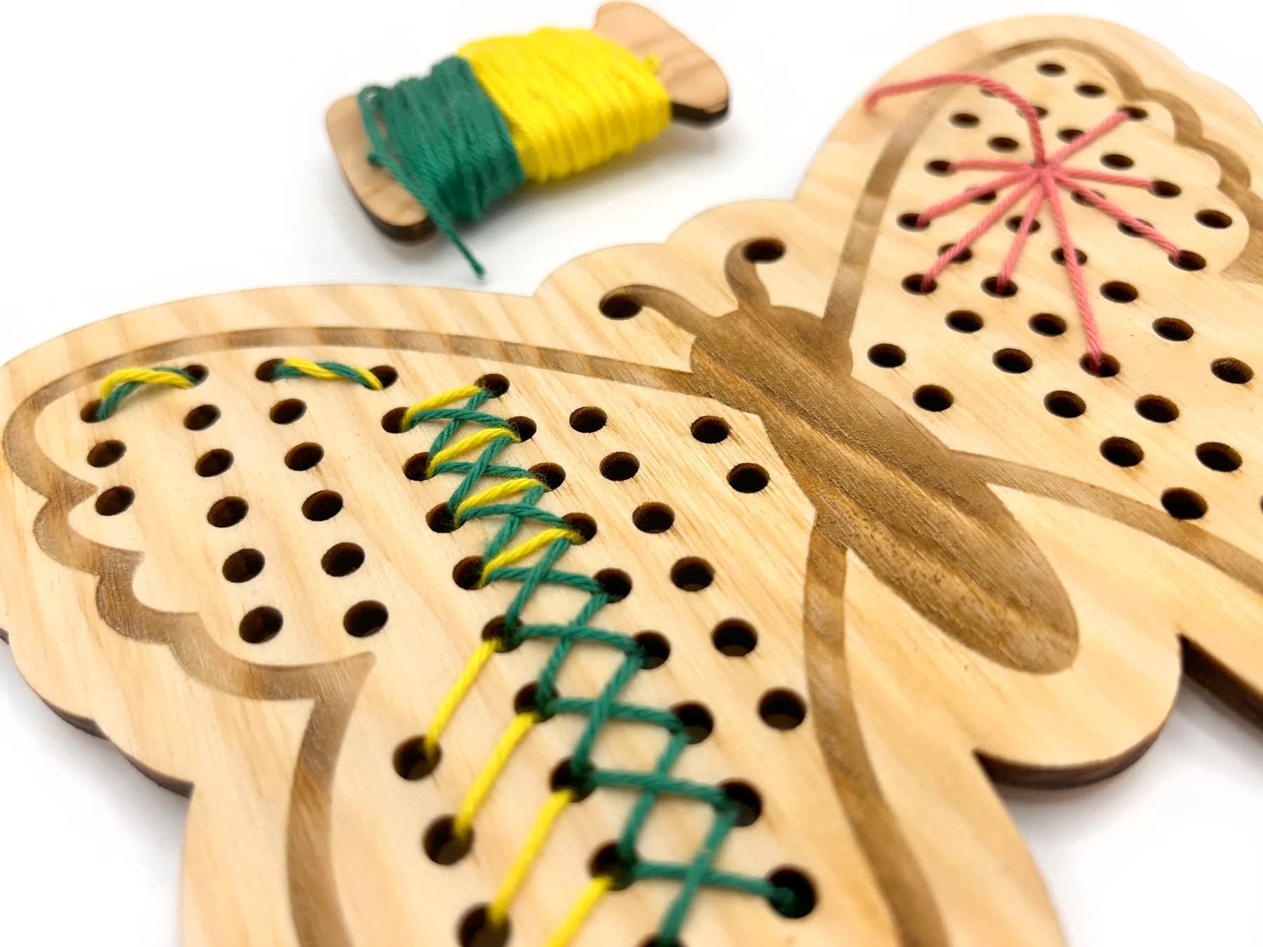 Fűzős fatábla – MiniDots – Lepke